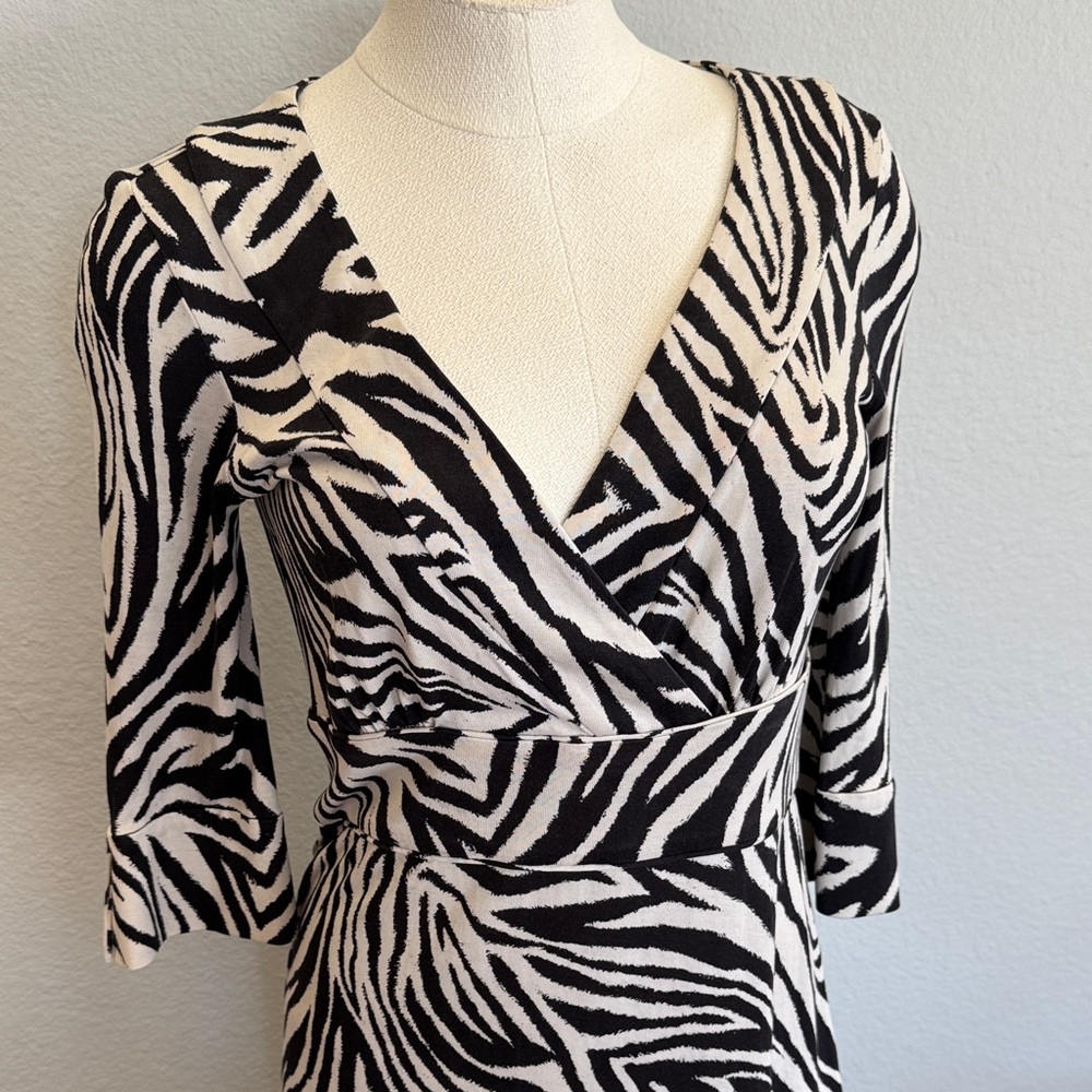 Vintage Silk Diane Von Furstenberg Zebra Print Wrap Dress…soooo sexy! Bin D3 - Picture 2 of 6